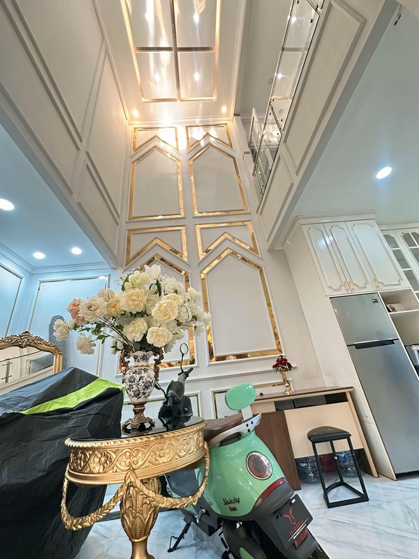 Rumah Furnished 2½ Lantai Cantik di Ciputat KM 5+1 KM 4+1 dengan LT 268 m2 & LB 578 m2 Sertifikat SHM Furnished