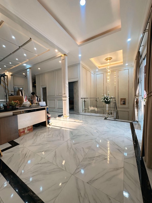 Rumah Furnished 2½ Lantai Cantik di Ciputat KM 5+1 KM 4+1 dengan LT 268 m2 & LB 578 m2 Sertifikat SHM Furnished