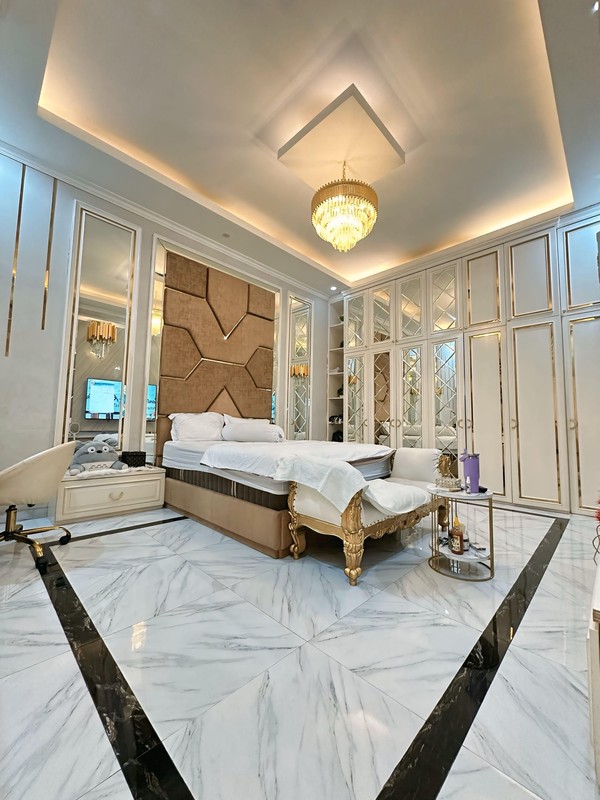 Rumah Furnished 2½ Lantai Cantik di Ciputat KM 5+1 KM 4+1 dengan LT 268 m2 & LB 578 m2 Sertifikat SHM Furnished