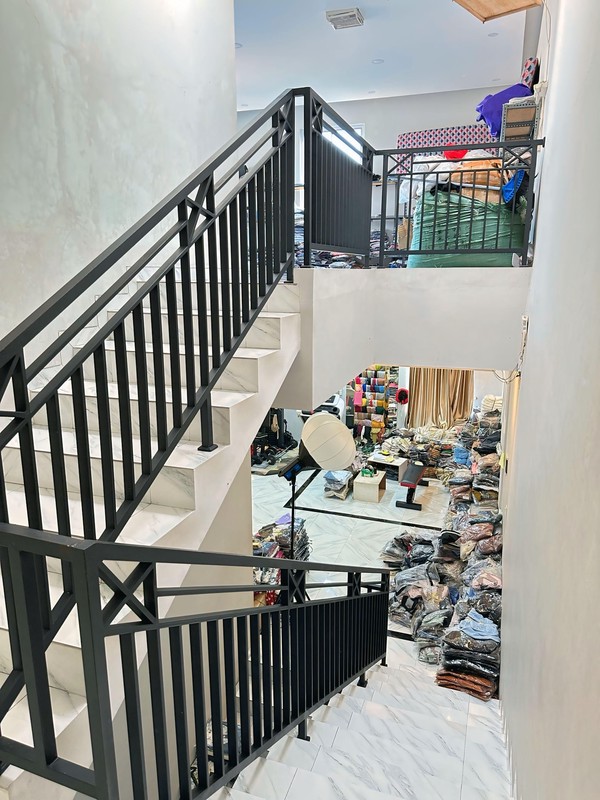 Rumah Furnished 2½ Lantai Cantik di Ciputat KM 5+1 KM 4+1 dengan LT 268 m2 & LB 578 m2 Sertifikat SHM Furnished