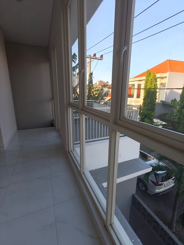 2 M-an Rumah Baru Hook Manyar Tirtoyoso Utara Dekat SMA Petra 2 Manyar, Galaxy Mall, Kampus ITS