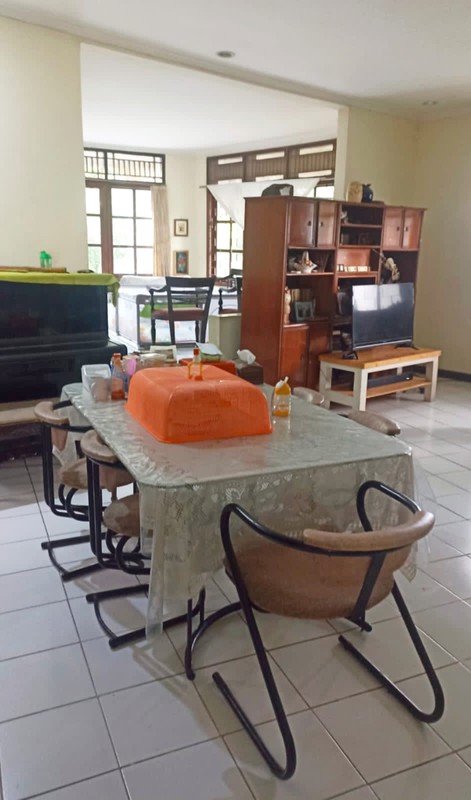 DIJUAL RUMAH DI HOOK SANGAT STRATEGIS DI BINTARO.