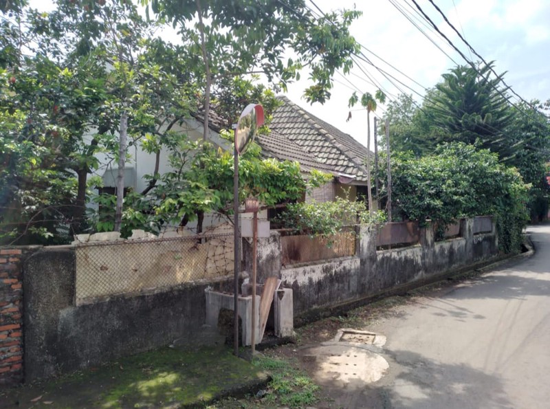 DIJUAL RUMAH DI HOOK SANGAT STRATEGIS DI BINTARO.
