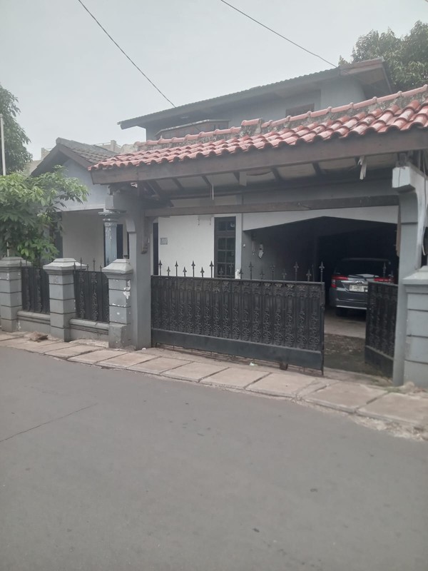 Rumah Luas 500 m2 Bangunan 200 m2 Dengan Lokasi Strategis Pinggir Jalan KT 5+1 KM 3 Lingkungan Asri @Ciputat, Tangerang Selatan