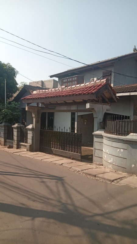 Rumah Luas 500 m2 Bangunan 200 m2 Dengan Lokasi Strategis Pinggir Jalan KT 5+1 KM 3 Lingkungan Asri @Ciputat, Tangerang Selatan
