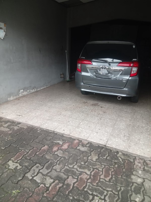 Rumah Luas 500 m2 Bangunan 200 m2 Dengan Lokasi Strategis Pinggir Jalan KT 5+1 KM 3 Lingkungan Asri @Ciputat, Tangerang Selatan