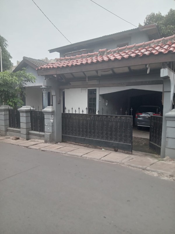 Rumah Luas 500 m2 Bangunan 200 m2 Dengan Lokasi Strategis Pinggir Jalan KT 5+1 KM 3 Lingkungan Asri @Ciputat, Tangerang Selatan