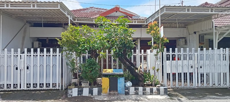 Rumah Surabaya di Kutisari Indah Utara Dekat Petra