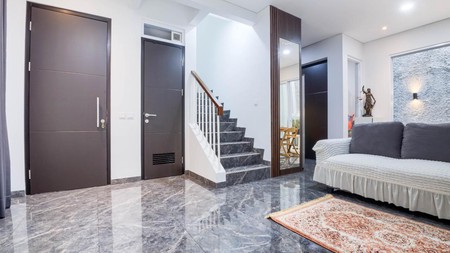 Rumah 3 Lantai Furnished Bagus di Ciputat KT 4+1 KM 3+1 Sertifikat SHM