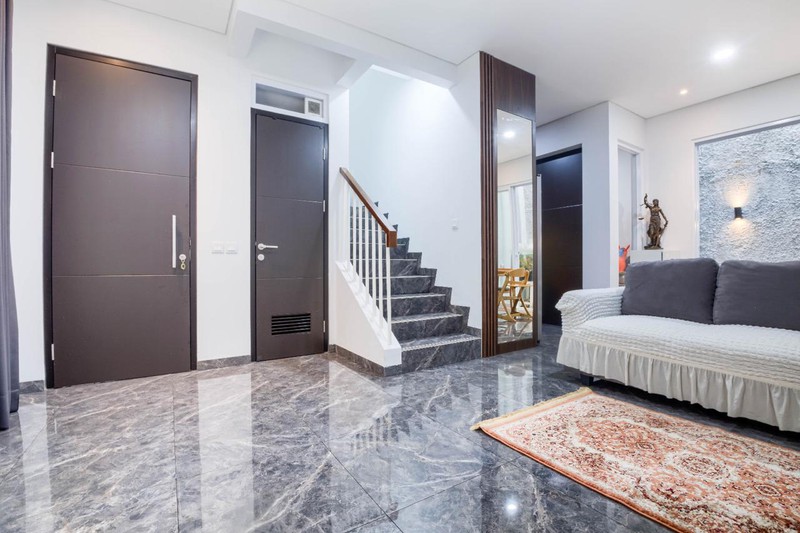 Rumah 3 Lantai Furnished Bagus di Ciputat KT 4+1 KM 3+1 Sertifikat SHM