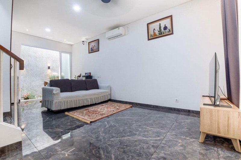 Rumah 3 Lantai Furnished Bagus di Ciputat KT 4+1 KM 3+1 Sertifikat SHM