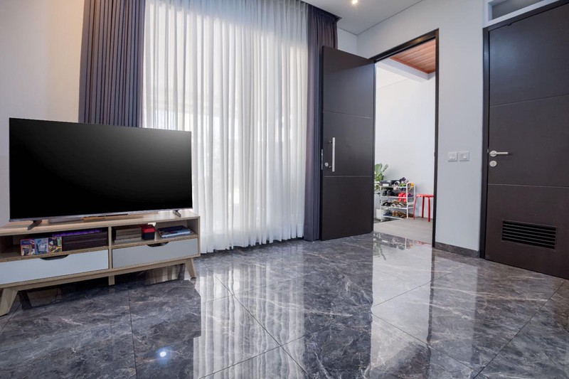 Rumah 3 Lantai Furnished Bagus di Ciputat KT 4+1 KM 3+1 Sertifikat SHM