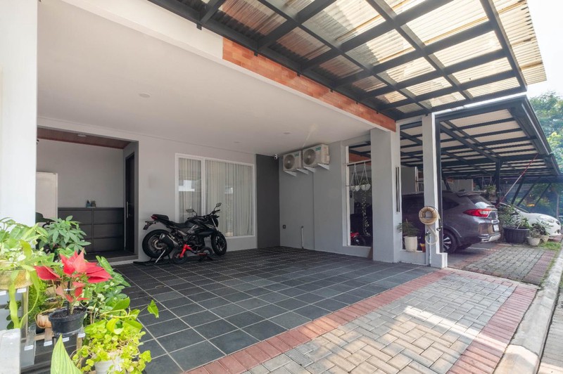 Rumah 3 Lantai Furnished Bagus di Ciputat KT 4+1 KM 3+1 Sertifikat SHM