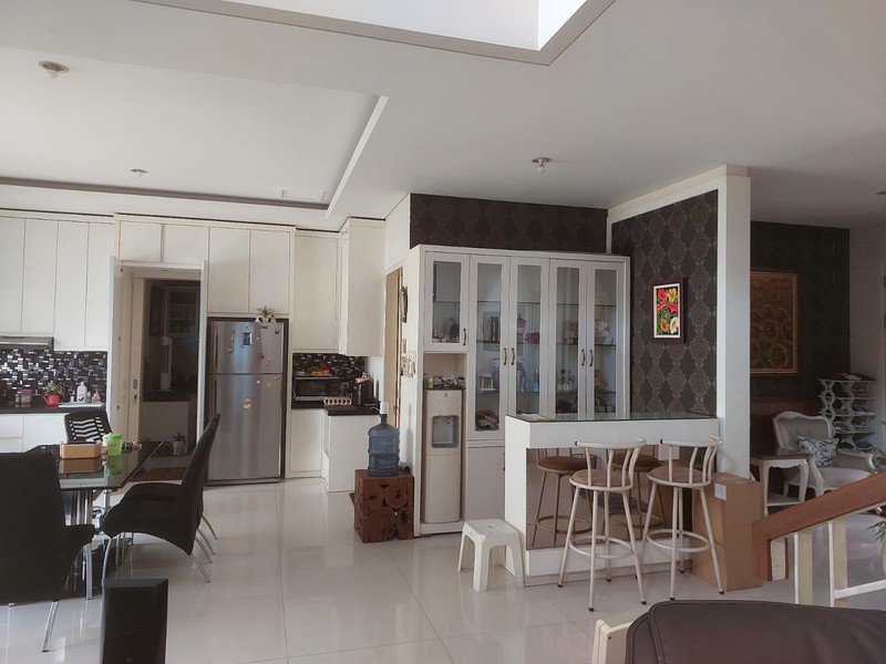 Murah Luas 375 M2 Dijual Rumah Royal Residence Richmond Semi Furnished Modern Garasi Carport 4 Mobil Dekat Citraland , Pakuwon Indah, Graha Family