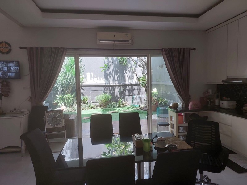 Murah Luas 375 M2 Dijual Rumah Royal Residence Richmond Semi Furnished Modern Garasi Carport 4 Mobil Dekat Citraland , Pakuwon Indah, Graha Family