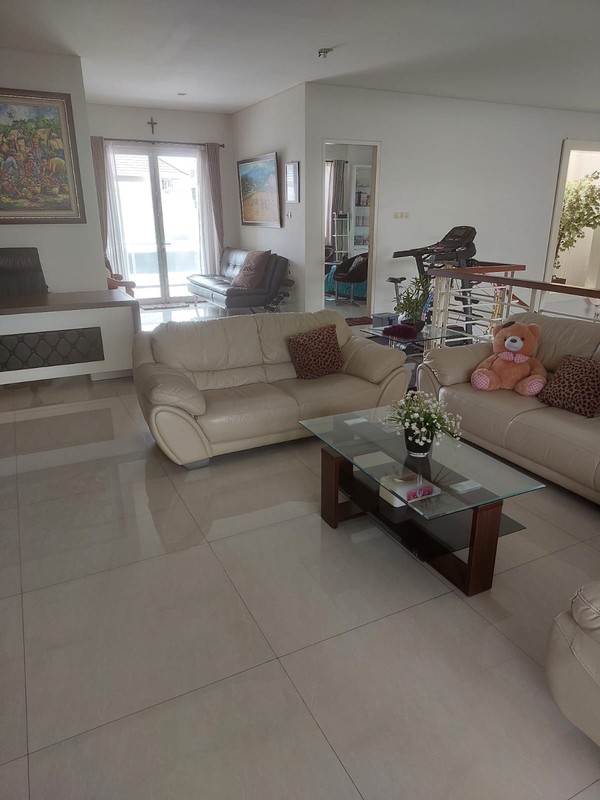 Murah Luas 375 M2 Dijual Rumah Royal Residence Richmond Semi Furnished Modern Garasi Carport 4 Mobil Dekat Citraland , Pakuwon Indah, Graha Family