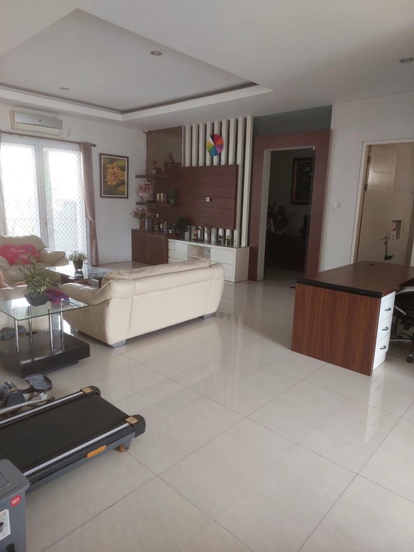 Murah Luas 375 M2 Dijual Rumah Royal Residence Richmond Semi Furnished Modern Garasi Carport 4 Mobil Dekat Citraland , Pakuwon Indah, Graha Family