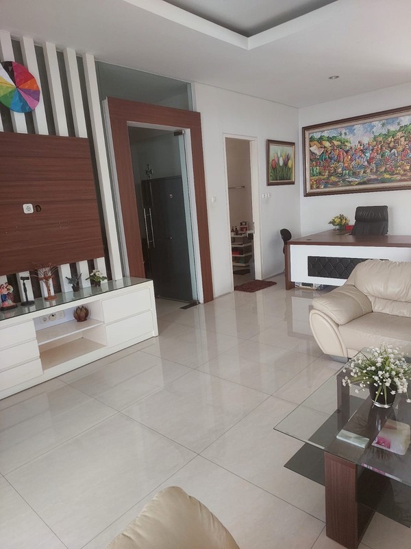 Murah Luas 375 M2 Dijual Rumah Royal Residence Richmond Semi Furnished Modern Garasi Carport 4 Mobil Dekat Citraland , Pakuwon Indah, Graha Family