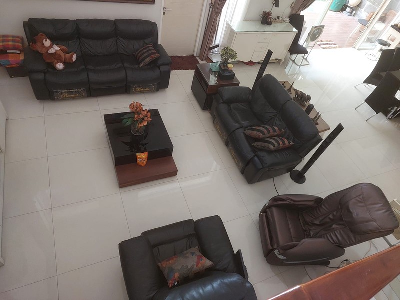 Murah Luas 375 M2 Dijual Rumah Royal Residence Richmond Semi Furnished Modern Garasi Carport 4 Mobil Dekat Citraland , Pakuwon Indah, Graha Family