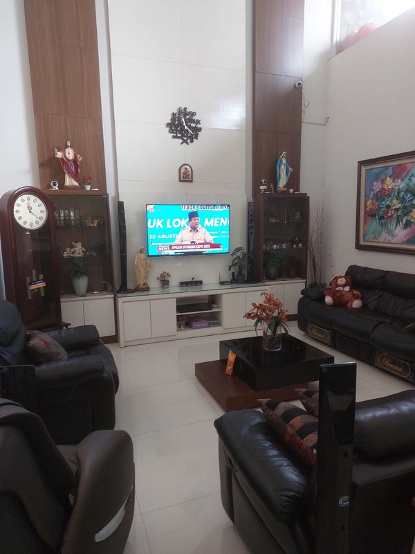 Murah Luas 375 M2 Dijual Rumah Royal Residence Richmond Semi Furnished Modern Garasi Carport 4 Mobil Dekat Citraland , Pakuwon Indah, Graha Family