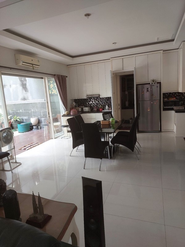 Murah Luas 375 M2 Dijual Rumah Royal Residence Richmond Semi Furnished Modern Garasi Carport 4 Mobil Dekat Citraland , Pakuwon Indah, Graha Family