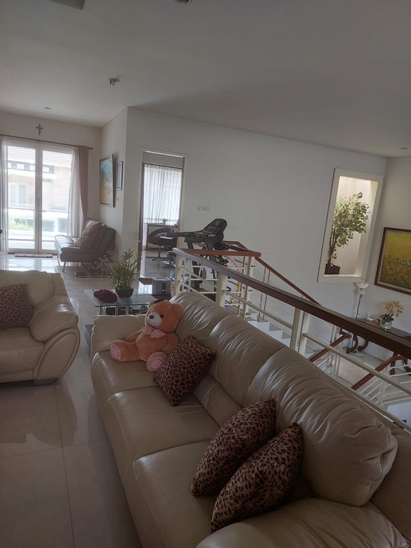 Murah Luas 375 M2 Dijual Rumah Royal Residence Richmond Semi Furnished Modern Garasi Carport 4 Mobil Dekat Citraland , Pakuwon Indah, Graha Family