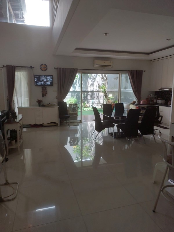 Murah Luas 375 M2 Dijual Rumah Royal Residence Richmond Semi Furnished Modern Garasi Carport 4 Mobil Dekat Citraland , Pakuwon Indah, Graha Family