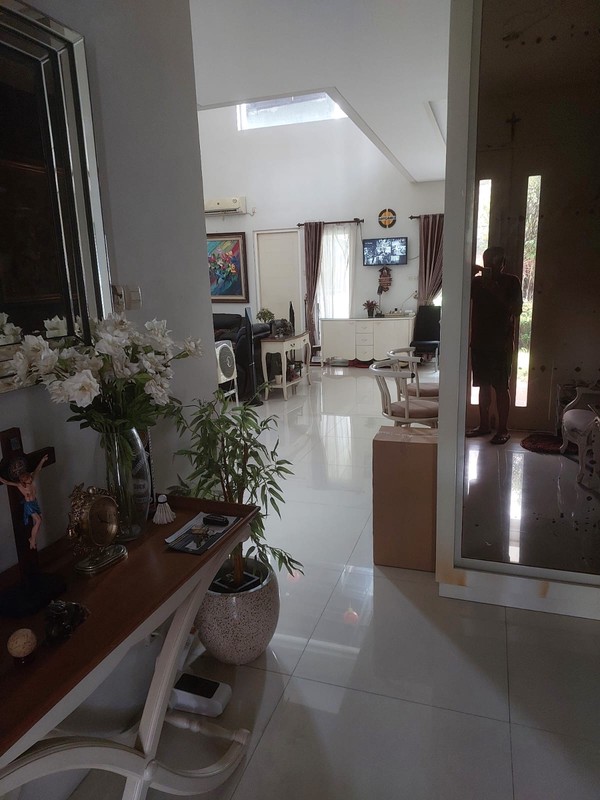 Murah Luas 375 M2 Dijual Rumah Royal Residence Richmond Semi Furnished Modern Garasi Carport 4 Mobil Dekat Citraland , Pakuwon Indah, Graha Family