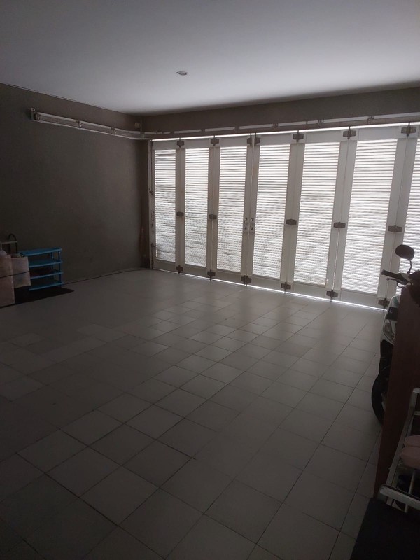 Murah Luas 375 M2 Dijual Rumah Royal Residence Richmond Semi Furnished Modern Garasi Carport 4 Mobil Dekat Citraland , Pakuwon Indah, Graha Family