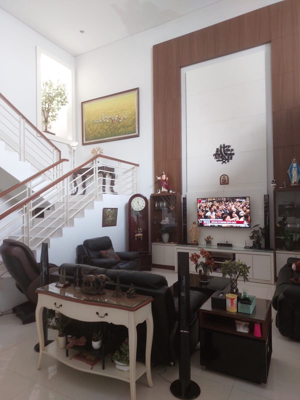 Murah Luas 375 M2 Dijual Rumah Royal Residence Richmond Semi Furnished Modern Garasi Carport 4 Mobil Dekat Citraland , Pakuwon Indah, Graha Family