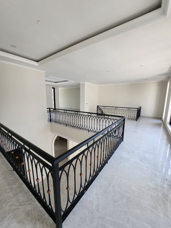 Dijual Rumah New Gress Garasi luas Royal Residence Wiyung