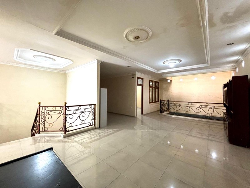 Rumah 3 Lantai Dijual Lokasi Strategis di Kawasan Tebet Barat Jaksel