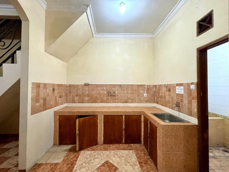 Rumah 3 Lantai Dijual Lokasi Strategis di Kawasan Tebet Barat Jaksel