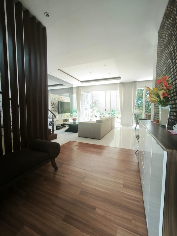 Dijual Cepat Rumah kondisi sangat bagus istimewa full furnish 2 lantai Minimalis Wisata Bukit Mas