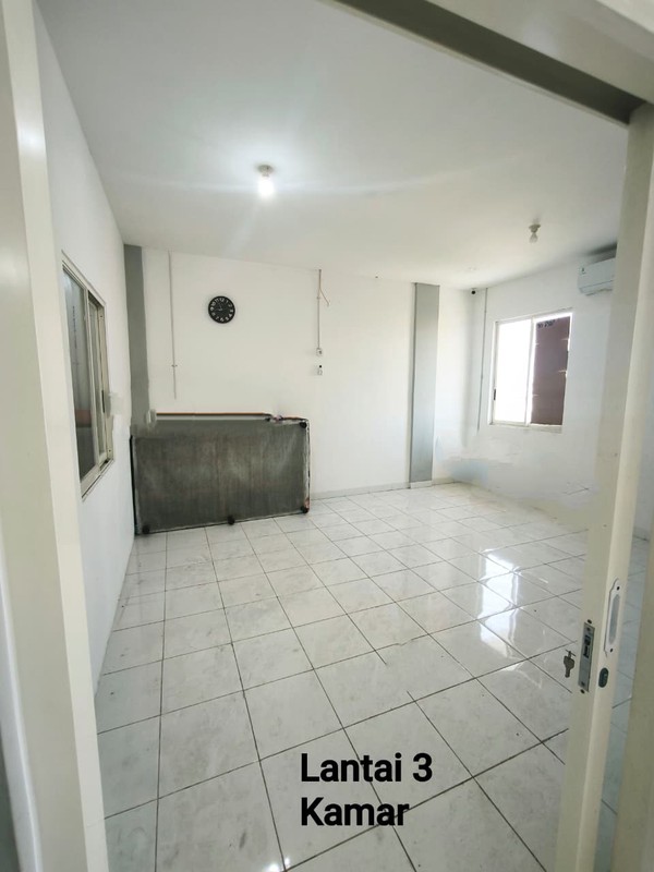 DISEWAKAN/DIJUAL RUKO 3 LANTAI 2 RUKO JADI 1 LETAK SRATEGIS NOL JALAN RAYA KLAKAH REJO COCOK UNTUK SEGALA MACAM USAHA