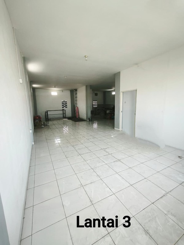 DISEWAKAN/DIJUAL RUKO 3 LANTAI 2 RUKO JADI 1 LETAK SRATEGIS NOL JALAN RAYA KLAKAH REJO COCOK UNTUK SEGALA MACAM USAHA