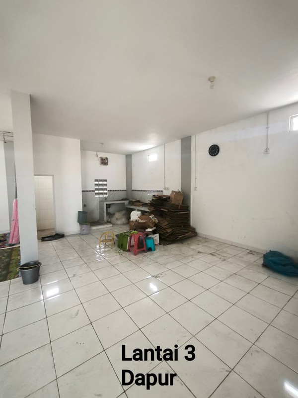 DISEWAKAN/DIJUAL RUKO 3 LANTAI 2 RUKO JADI 1 LETAK SRATEGIS NOL JALAN RAYA KLAKAH REJO COCOK UNTUK SEGALA MACAM USAHA