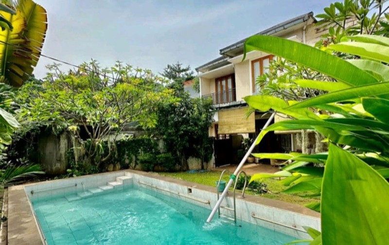 Rumah tropis 2 lantai, , asri dan nyaman, dengan kolam renang di Lebak Bulus , Cilandak, Jakarta Selatan