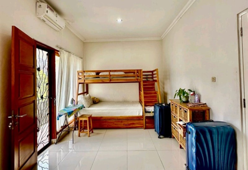 Rumah tropis 2 lantai, , asri dan nyaman, dengan kolam renang di Lebak Bulus , Cilandak, Jakarta Selatan