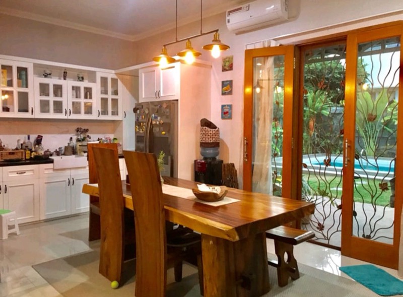Rumah tropis 2 lantai, , asri dan nyaman, dengan kolam renang di Lebak Bulus , Cilandak, Jakarta Selatan