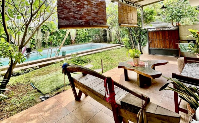 Rumah tropis 2 lantai, , asri dan nyaman, dengan kolam renang di Lebak Bulus , Cilandak, Jakarta Selatan