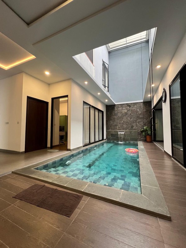 Rumah Mewah Dengan Kolam Renang di Puspita Loka BSD Dekat Tol