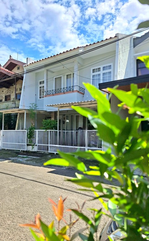 Rumah Cantik 2¼ Lantai Di Bintaro dengan KT 3+1 dan KM 3+1 sudah SHM Baru Renov 2020