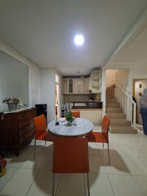 Rumah Cantik 2¼ Lantai Di Bintaro dengan KT 3+1 dan KM 3+1 sudah SHM Baru Renov 2020