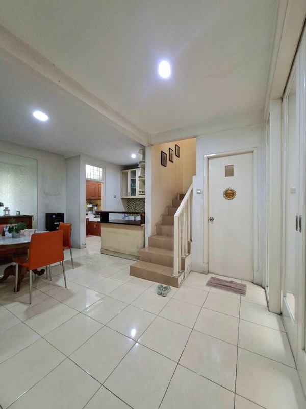 Rumah Cantik 2¼ Lantai Di Bintaro dengan KT 3+1 dan KM 3+1 sudah SHM Baru Renov 2020