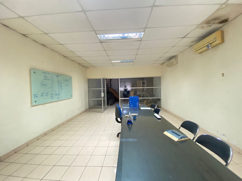 BSD ruko 3 lantai depan pasar modern kondisi rapih