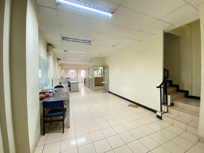 BSD ruko 3 lantai depan pasar modern kondisi rapih