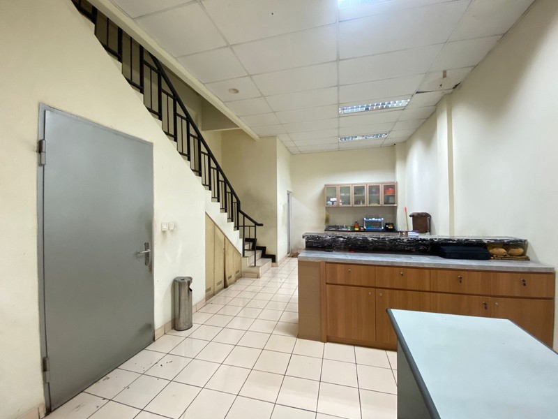 BSD ruko 3 lantai depan pasar modern kondisi rapih