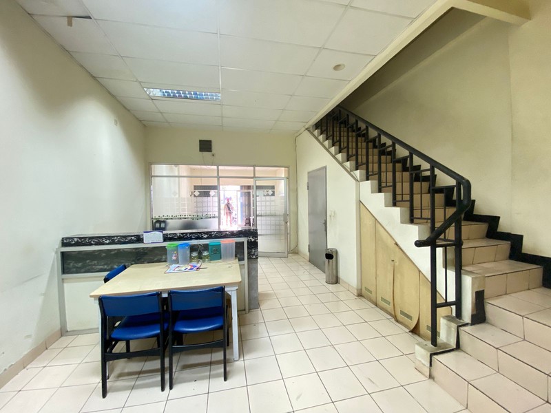 BSD ruko 3 lantai depan pasar modern kondisi rapih