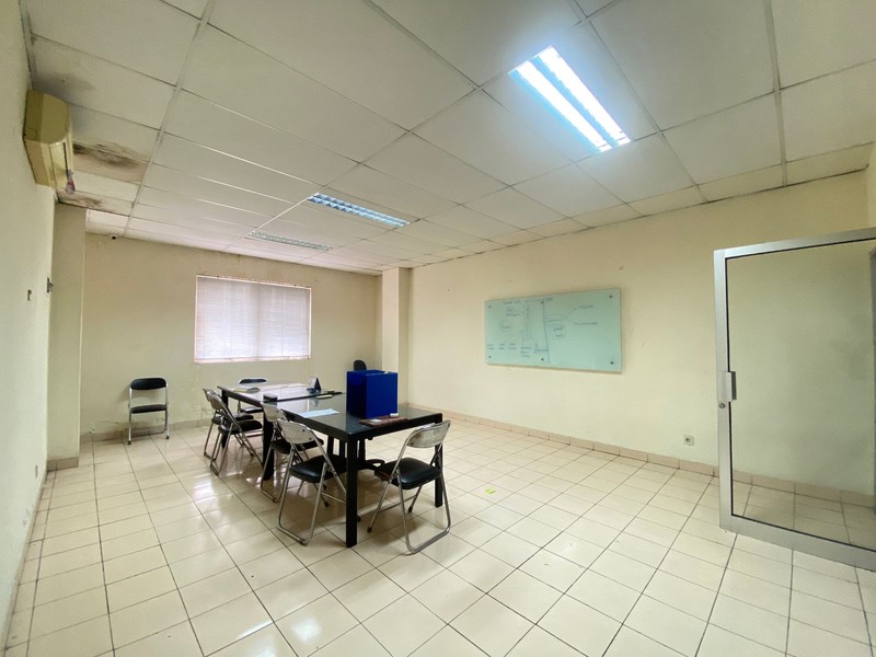 BSD ruko 3 lantai depan pasar modern kondisi rapih